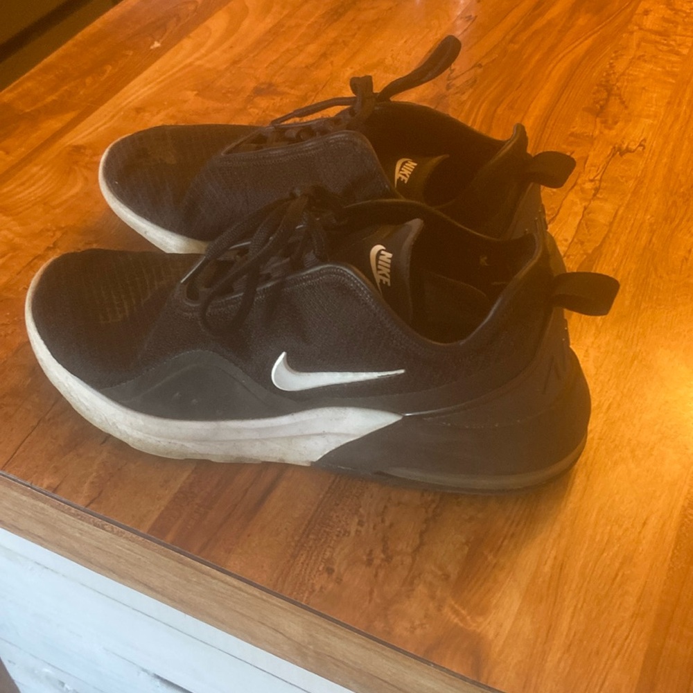 Black Nike Air tennis shoes